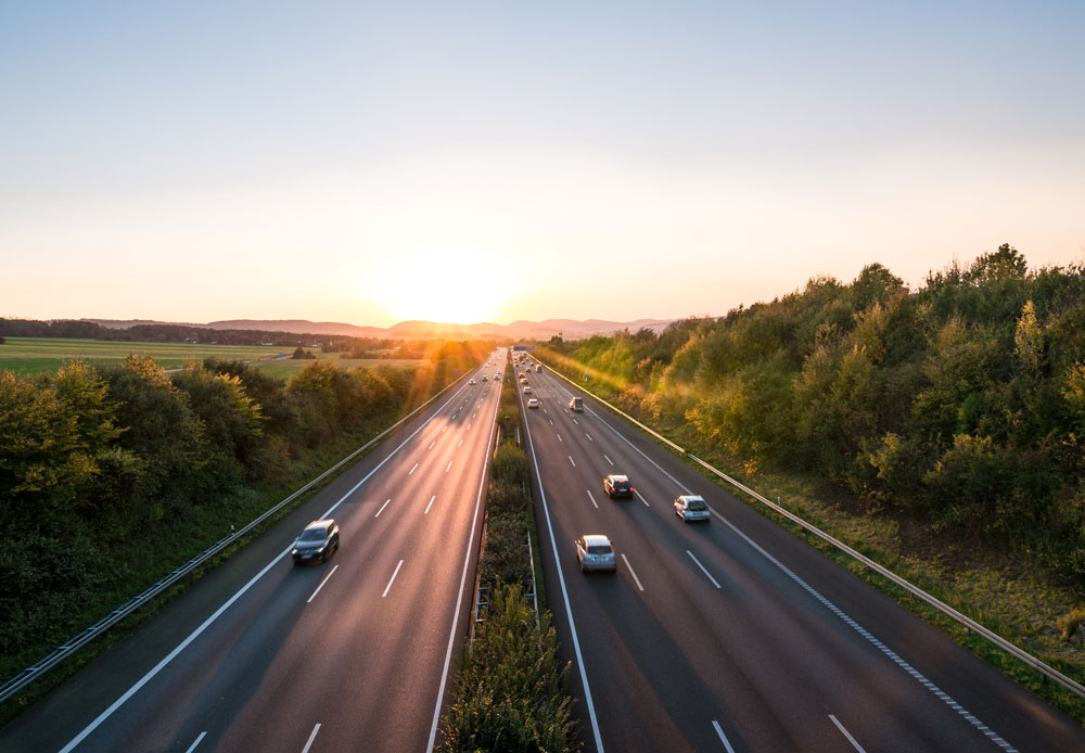 Autos fahren auf der Autobahn